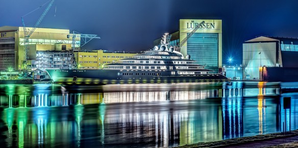 Lurssen Deliver Azzam The World S Largest Superyachts Com